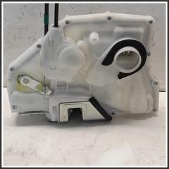 Immagine di Serratura Anteriore Destro SUZUKI Splash 8220151K01000 8220151K52