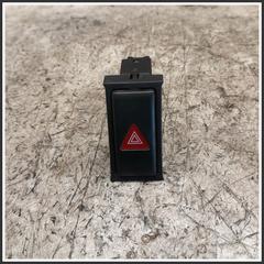 Immagine di Interuttore Luci Emergenza Anteriore Centrale SUZUKI Jimny I 3743059J10000