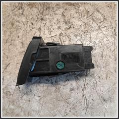 Immagine di Interuttore Luci Emergenza Anteriore Centrale SUZUKI Jimny I 3743059J10000